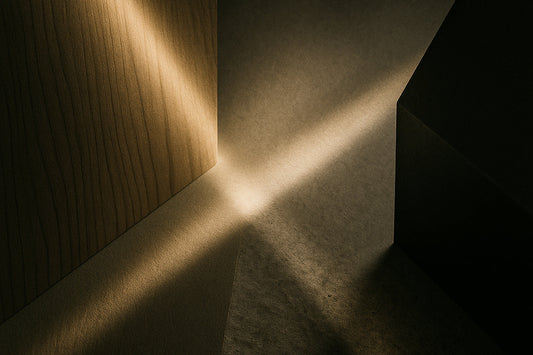 Abstraktes Spiel aus Licht, Textur und Schatten über einer Oberfläche – ein stilles Zusammenspiel von Materialität und Form.