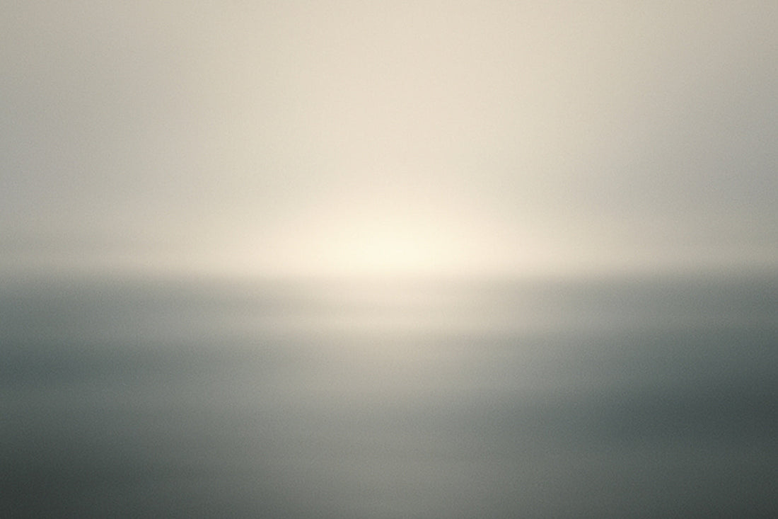 Weicher, abstrakter Horizont aus Licht und Nebel, fließende Übergänge, die das Gefühl gedanklicher Weite und stiller innerer Räume vermitteln.