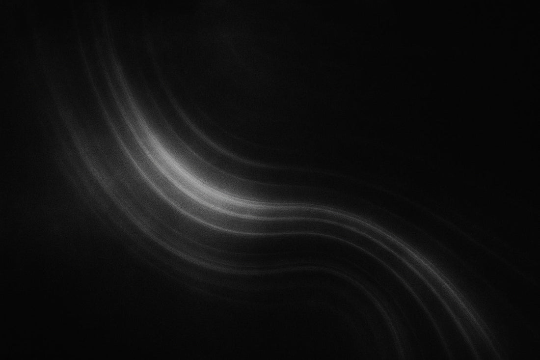 Abstrakte Schwarz-Weiß-Lichtstruktur mit weichen Linien und fließenden Schatten, die die Geometrie eines Flüsterns und die Bewegung leiser Stimmen im Raum visualisiert.