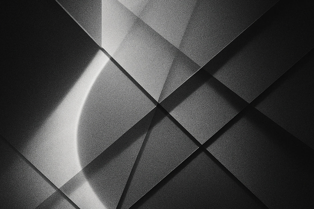 Abstrakte schwarz-weiße Komposition aus sich kreuzenden Lichtlinien und geometrischen Flächen; klare architektonische Strukturen, feine Körnung und weiche Schatten erzeugen den Eindruck minimaler Richtungswechsel