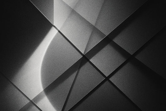Abstrakte schwarz-weiße Komposition aus sich kreuzenden Lichtlinien und geometrischen Flächen; klare architektonische Strukturen, feine Körnung und weiche Schatten erzeugen den Eindruck minimaler Richtungswechsel