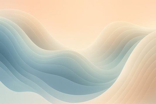 „Abstrakte, weich fließende Landschaft aus pastellfarbenen Wellenformen in Blau- und Apricot­tönen; übereinanderliegende geschwungene Linien erzeugen Tiefe und Ruhe