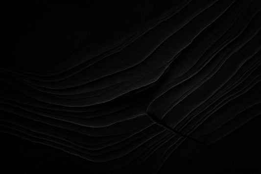 Abstrakte dunkle Fläche mit verschobenen, geologisch wirkenden Linien, die die tektonische Bewegung des Denkens symbolisieren. Ombra Celeste Magazin