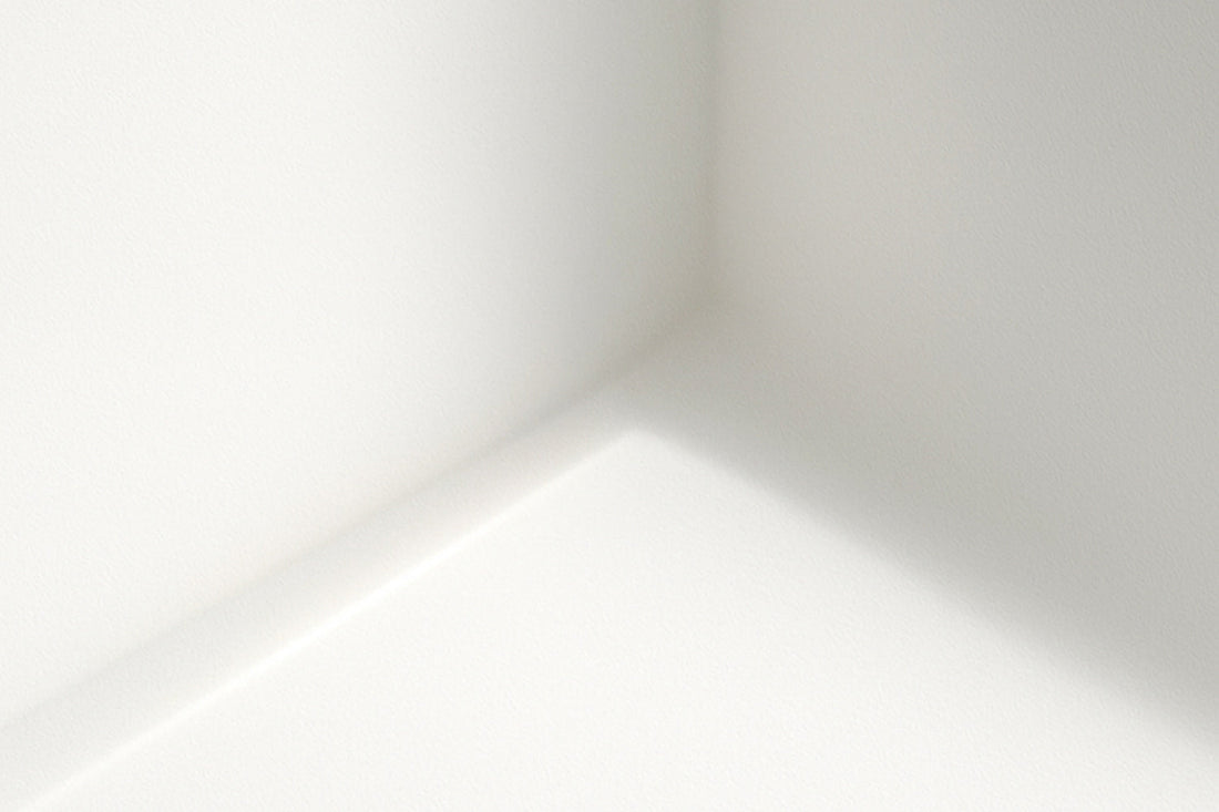 Abstrakte Lichtszene: eine sanfte, diagonale Lichtkante fällt auf eine glatte helle Fläche und erzeugt einen feinen Schattenverlauf, der wie eine innere Schwelle wirkt; minimalistisch, ruhig, im Ombra-Celeste-Editorialstil.