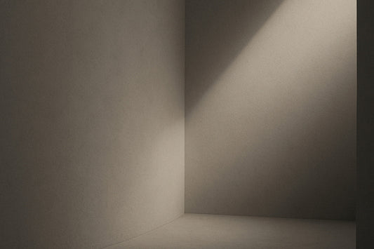 Abstrakter, minimalistisch gestalteter Innenraum mit einer sanften diagonalen Lichtkante auf glatter Fläche; der Eindruck eines entstehenden mentalen Raumes, ruhig, still, im Ombra-Celeste-Editorialstil.