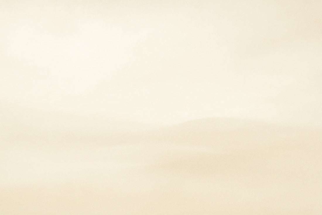 Helle, abstrakte Landschaft aus sanften Beige- und Cremetönen mit weichen Übergängen; ruhige Lichtflächen ohne erkennbare Formen, offen und weit wirkend.