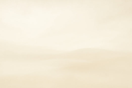Helle, abstrakte Landschaft aus sanften Beige- und Cremetönen mit weichen Übergängen; ruhige Lichtflächen ohne erkennbare Formen, offen und weit wirkend.