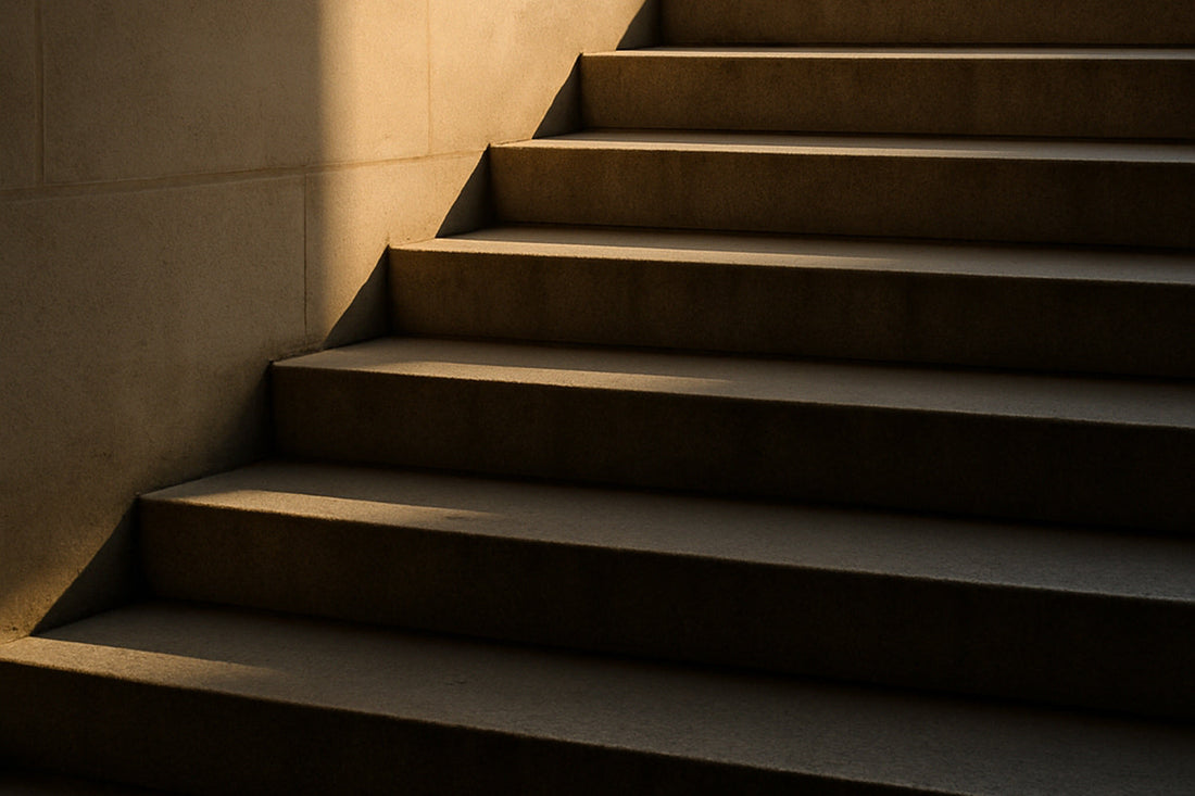 Steinerne Treppe im frühen Morgenlicht mit weichen Schatten und reduzierter Architektur, ruhig und ohne sichtbares Ziel.