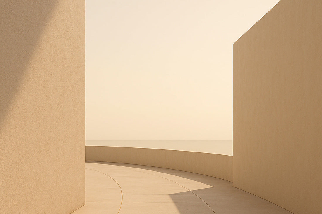 Minimalistische, helle Szene mit einem offenen Weg ohne sichtbares Ziel; weiches Licht und ruhige Schatten erzeugen eine Atmosphäre von Neutralität, Vertrauen und stillem Weitergehen.