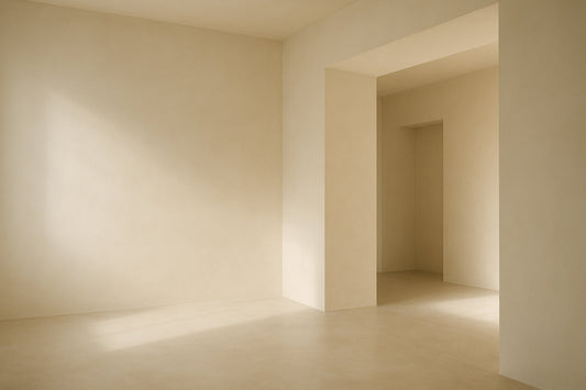 Offener, minimalistischer Raum in hellen, ruhigen Farbtönen mit sanftem Licht und ohne sichtbaren Mittelpunkt, vermittelt Stille und einen Abschluss ohne Finale.