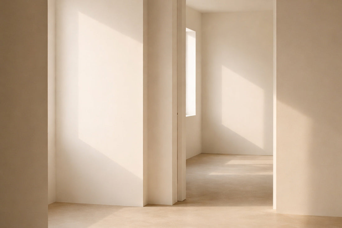 Heller, reduzierter Innenraum mit weichem Tageslicht, klaren Wandflächen und ruhiger Geometrie; keine Personen, kein erzählerischer Fokus, Atmosphäre unbeobachteter Anwesenheit.
