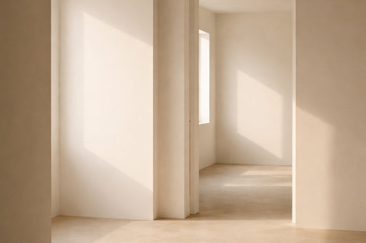 Heller, reduzierter Innenraum mit weichem Tageslicht, klaren Wandflächen und ruhiger Geometrie; keine Personen, kein erzählerischer Fokus, Atmosphäre unbeobachteter Anwesenheit.