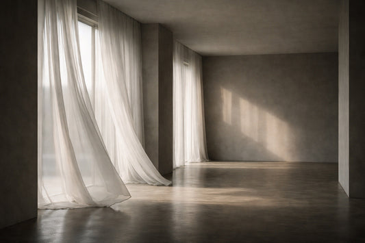 Weiche Vorhänge im Licht eines minimalistischen Raumes, sanfte Bewegung und Schatten auf dem Boden