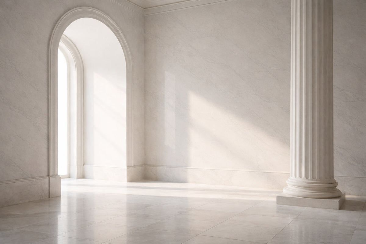 Moderner, luxuriöser Innenraum mit hellem weißem Marmor, klaren Linien und eleganter klassischer Architektur; weiches Tageslicht fällt seitlich ein, ruhige Atmosphäre, zeitgenössischer High-End-Stil