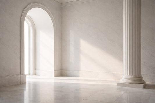 Moderner, luxuriöser Innenraum mit hellem weißem Marmor, klaren Linien und eleganter klassischer Architektur; weiches Tageslicht fällt seitlich ein, ruhige Atmosphäre, zeitgenössischer High-End-Stil