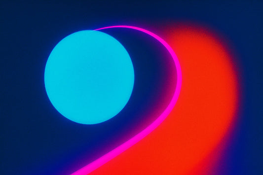 Abstrakte Komposition aus starken Neonfarben: Ein leuchtender cyanblauer Kreis links, daneben ein magentafarbener Lichtbogen, der in eine kraftvolle rot-orangefarbene Fläche übergeht.