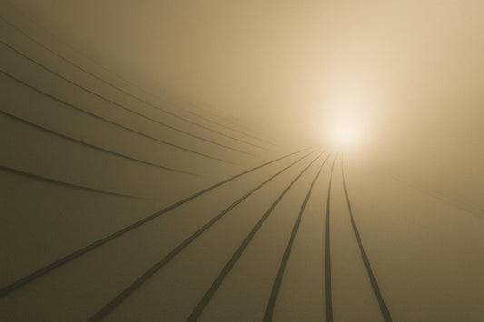Abstrakte, weiche Linien verlaufen auf warmer, sandfarbener Fläche und führen in eine helle Ferne. Die Linien wirken organisch und ruhig, wie ein stiller Weg, der sich öffnet – klar, minimalistisch, poetisch.