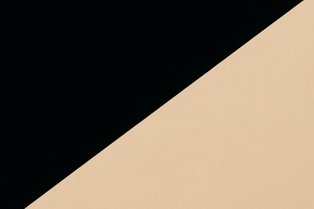 Ein klarer Schnitt aus tiefem Schwarz und hellem Sand – wie der Moment, in dem Sichtbarkeit eine Grenze zieht.