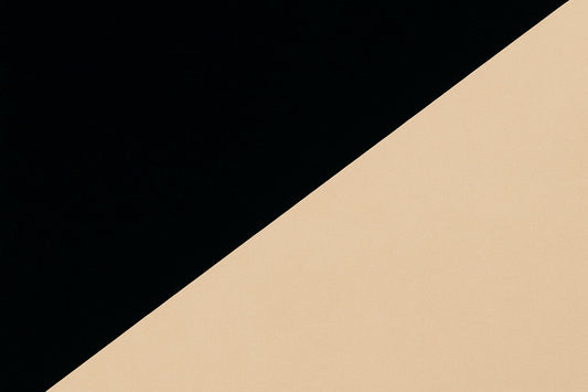 Ein klarer Schnitt aus tiefem Schwarz und hellem Sand – wie der Moment, in dem Sichtbarkeit eine Grenze zieht.