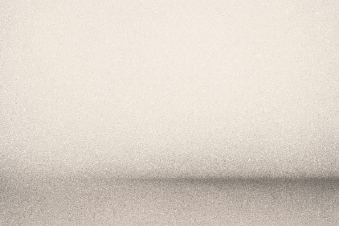 Ein stiller, fast leerer Horizont aus hellem Nebelbeige – wie ein Ort, an dem das Unsichtbare wartet, ohne sich zu zeigen.