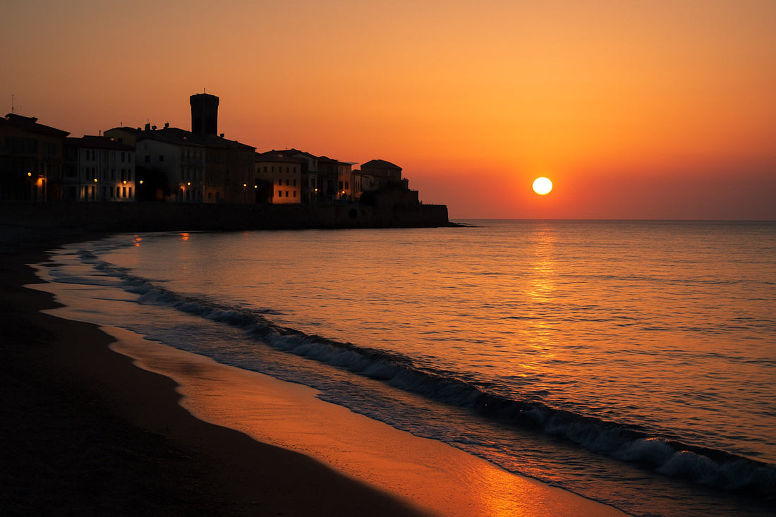 Warmer mediterraner Abend am Meer. Weiches goldenes Licht über ruhigem Wasser, leichter Wellenschimmer, klare Weite, keine Menschen. Heller Sand oder glatte Steine im Vordergrund,