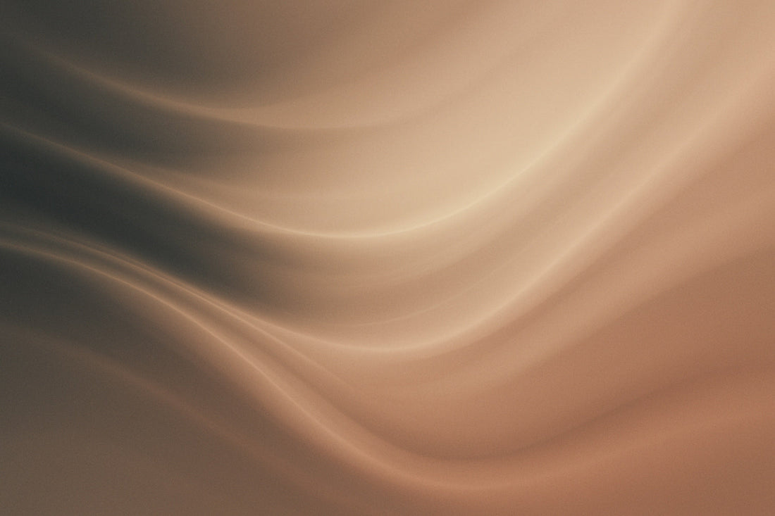 Abstrakte, weich fließende Lichtlinien in warmen Beige- und Graphittönen, die sich sanft über einen dunklen Hintergrund bewegen – ein elegantes, ruhiges Motiv im Stil moderner digitaler Kunst
