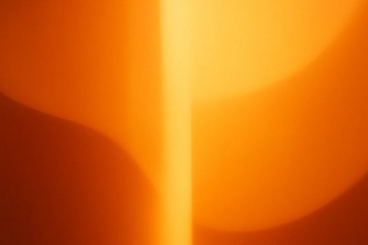 Abstraktes Bild in warmen Gold- und Bernsteintönen, mit klaren Lichtflächen, weichen Rundungen und einem vertikalen Lichtstreifen, der Tiefe und ruhige Wärme erzeugt