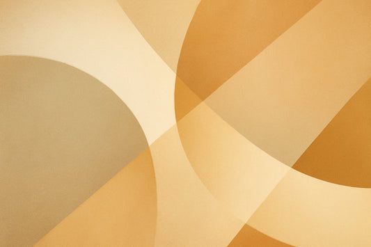 Abstrakte Komposition aus warmen Beige-, Honig- und Sandtönen mit klaren, überlappenden Kurven und diagonalen Formen; ruhige, elegante Lichtführung mit sanften Schatten und weicher Tiefenwirkung.