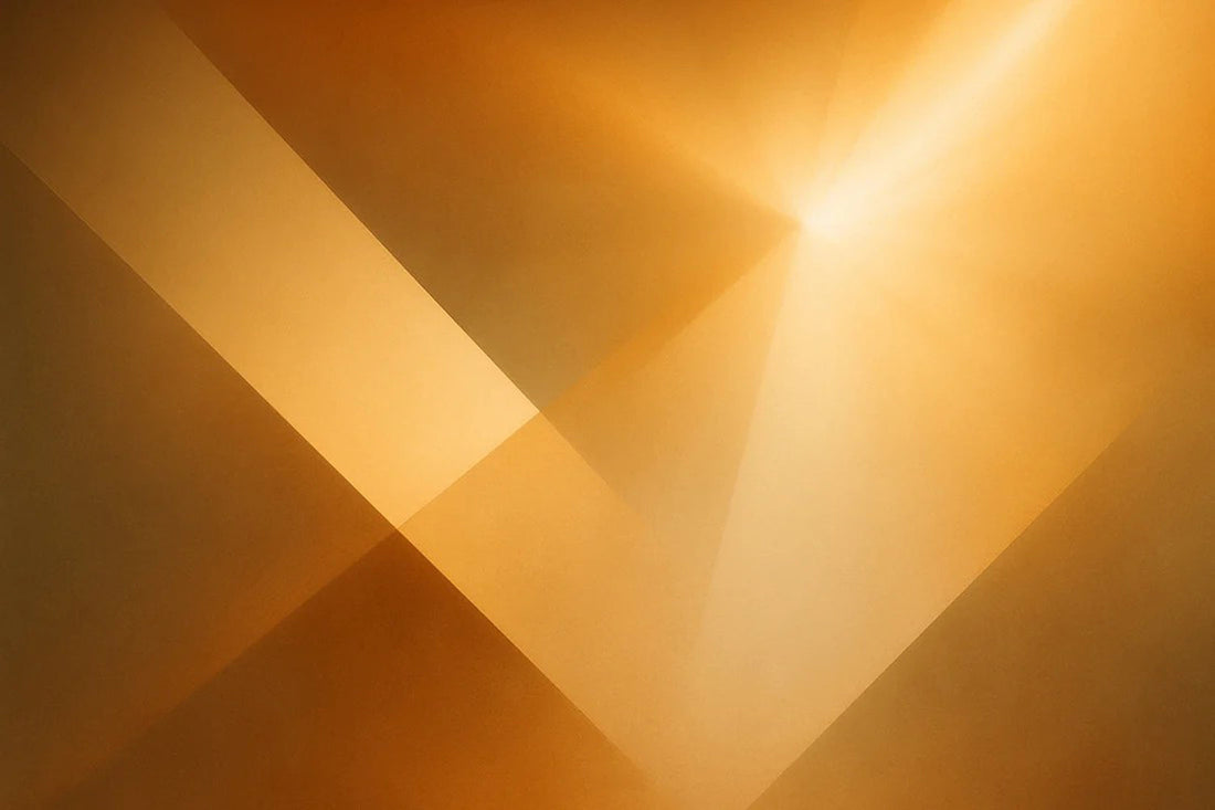 Warmes goldenes Licht in abstrakten Formen – Symbolbild für Abendlicht und Übergang
