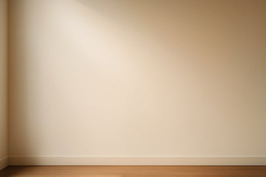 Weiches, warmes Licht fällt auf eine glatte Museumswand und erzeugt eine stille, minimalistische Fläche ohne sichtbare Objekte.