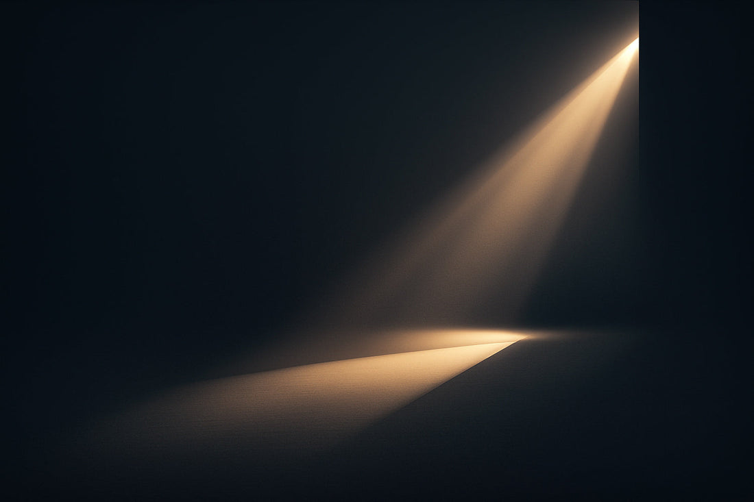 Abstrakter, goldener Lichtkegel, der sich wie ein stiller Weg über einen dunklen Boden öffnet. Weiches Licht, klare geometrische Form, ruhige und minimalistische Atmosphäre.