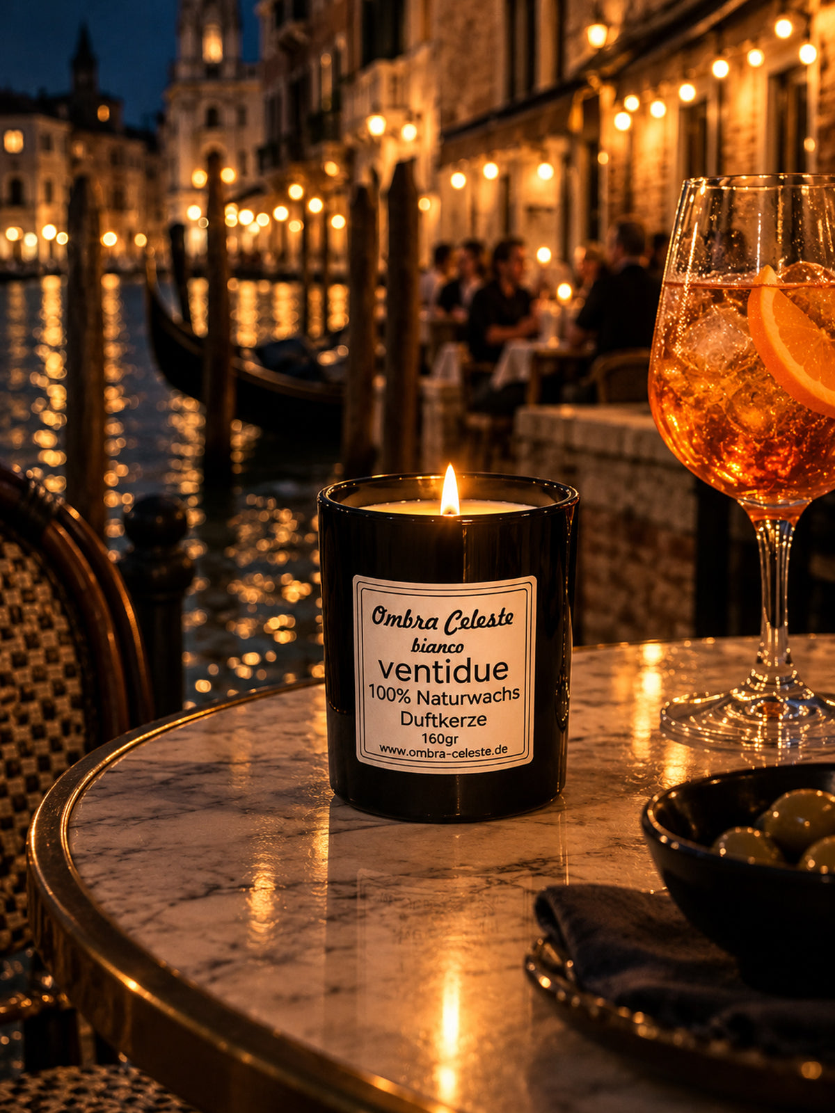 Duftkerze ventidue brennt am Abend an einem Kanal in Venedig