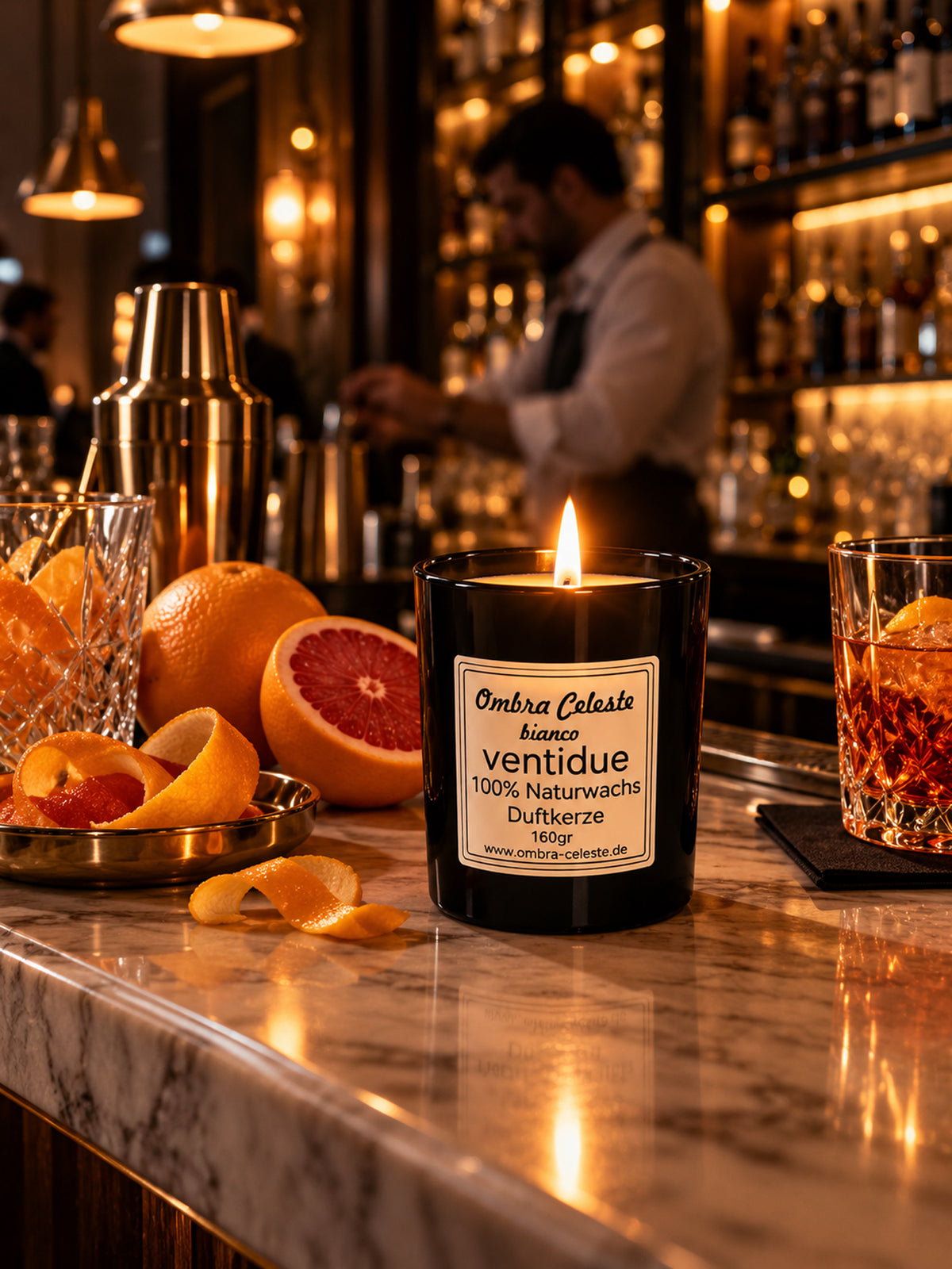 Duftkerze ventidue auf einem Bartresen mit Orangen und Grapefruit