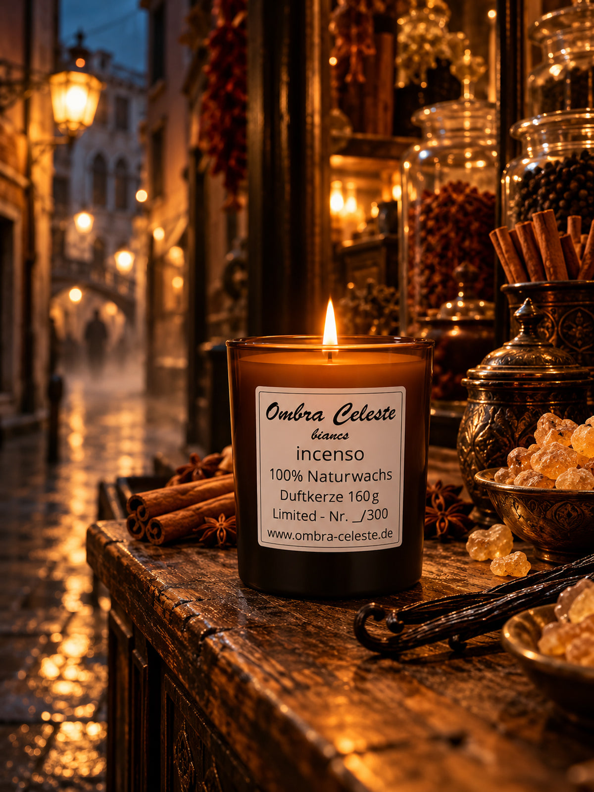 Duftkerze bianco Incenso brennt in einer Gewürzgasse in Venedig