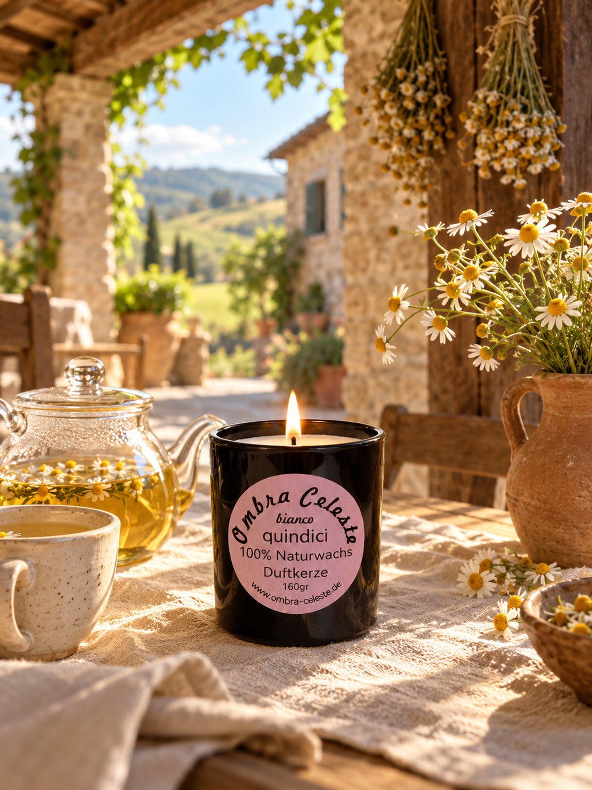 Duftkerze quindici bianco auf der Veranda eines Bauernhauses