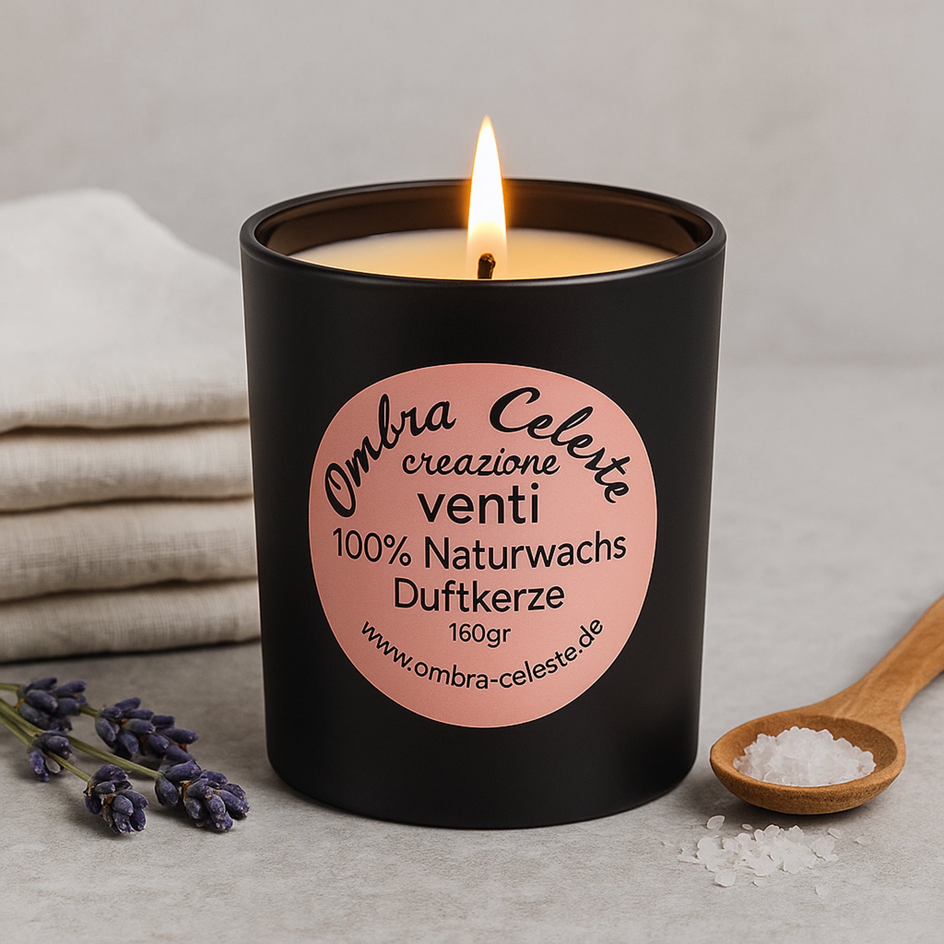 Brennende Duftkerze venti von Ombra Celeste - frische Zitrusnote mit Minze und Lavendel im edlen Ambiente.