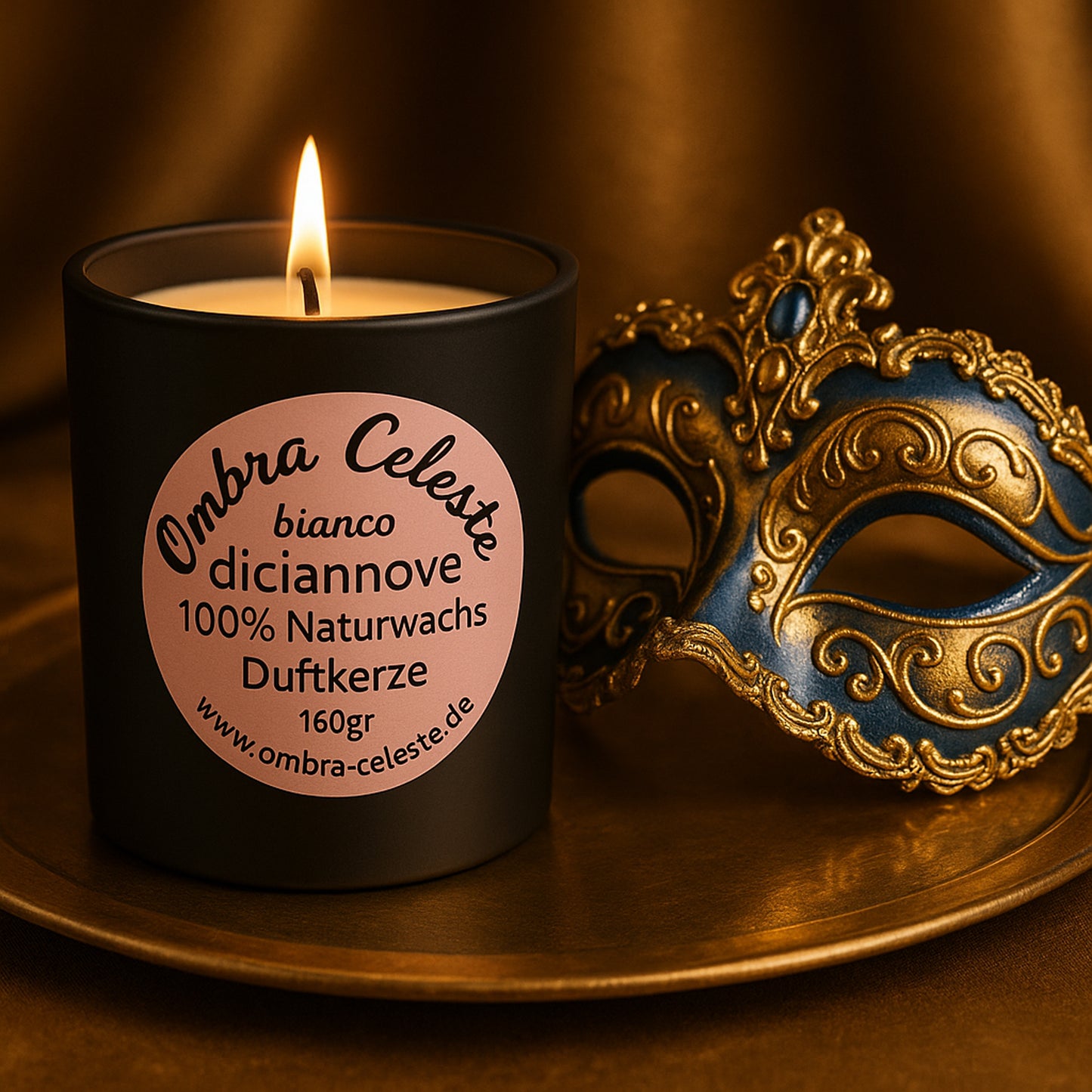 Stimmungsvolle Szene mit brennender Ombra Celeste diciannove Kerze, goldene Maske im Hintergrund