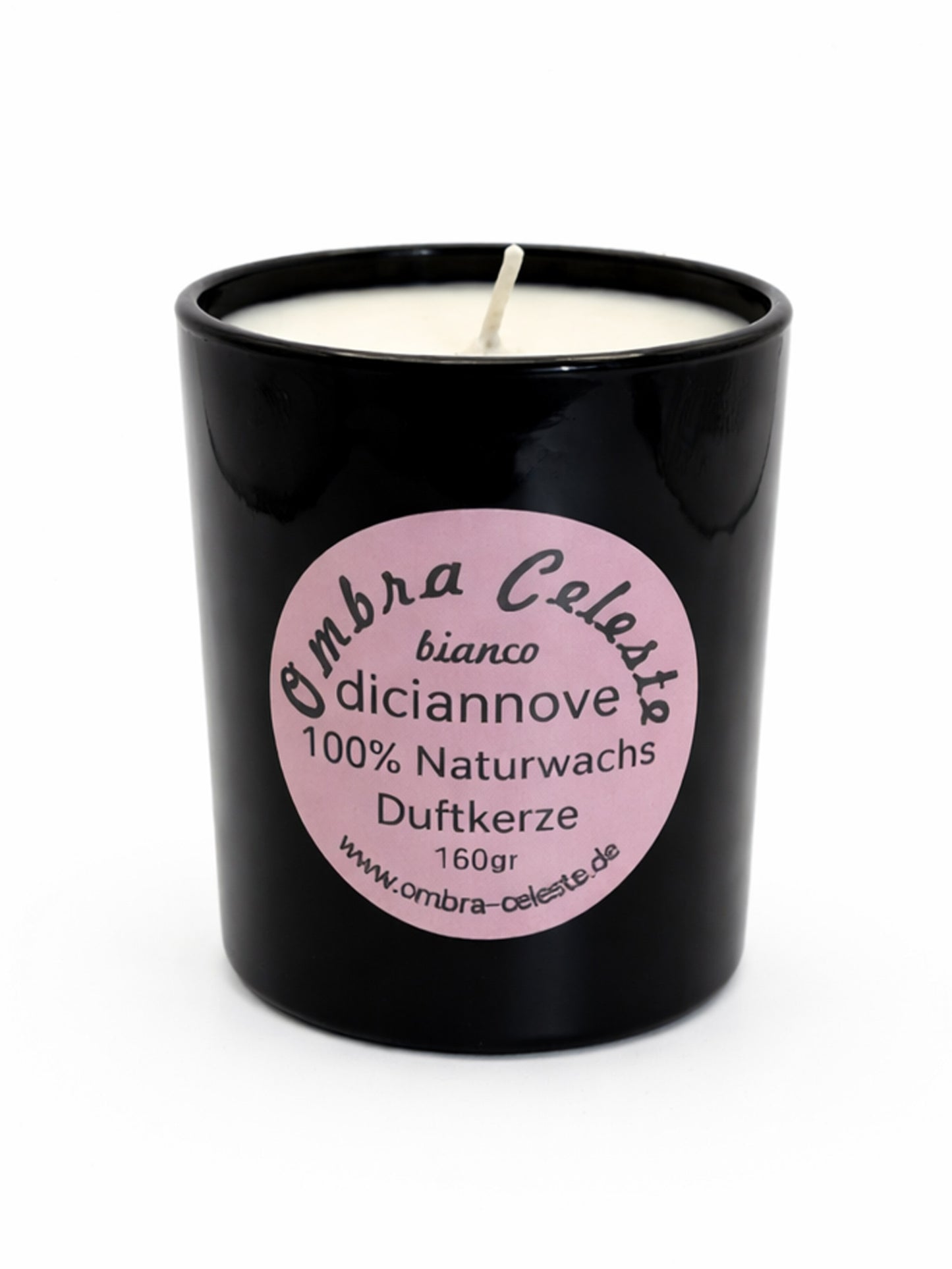 Ombra Celeste Duftkerze diciannove im schwarzen Glas mit rosa Etikett auf weißem Hintergrund, 160gr - Zimt, Amber, Moschus - vegan & handgegossen