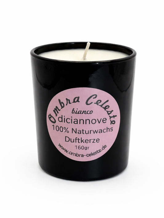 Ombra Celeste Duftkerze diciannove im schwarzen Glas mit rosa Etikett auf weißem Hintergrund, 160gr - Zimt, Amber, Moschus - vegan & handgegossen
