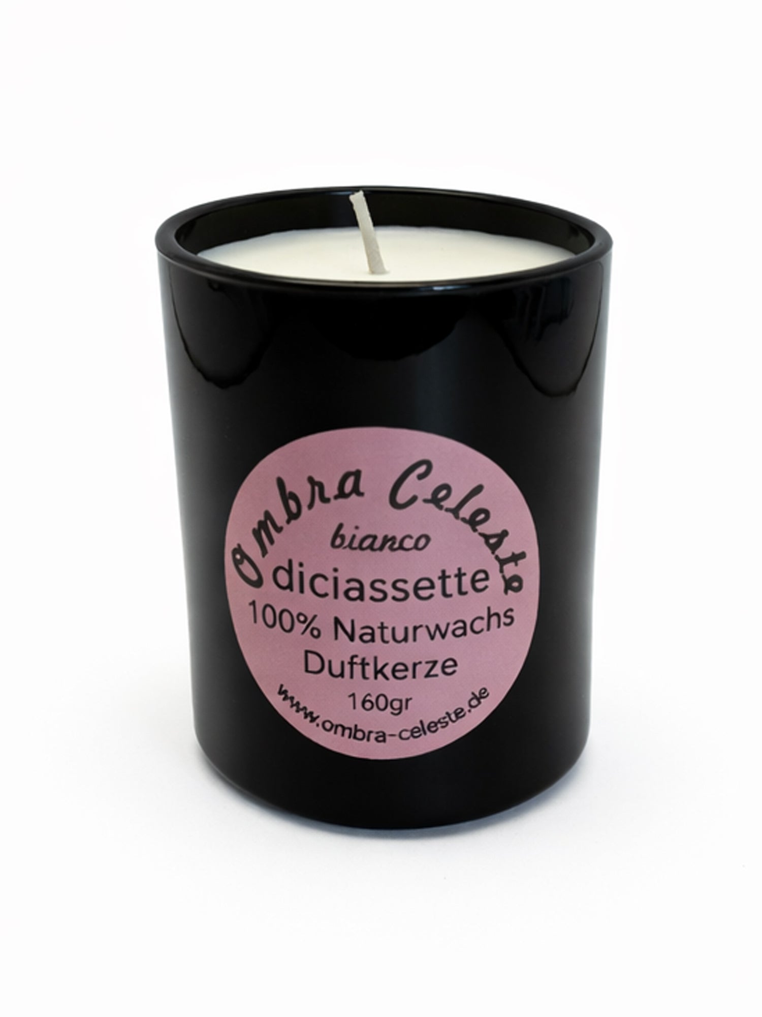 „Ombra Celeste diciassette Duftkerze Safran, Sandelholz, Cashmeran, Vanille aus schwarzem Glas mit rosa Etikett, Produktaufnahme auf weißem Hintergrund“