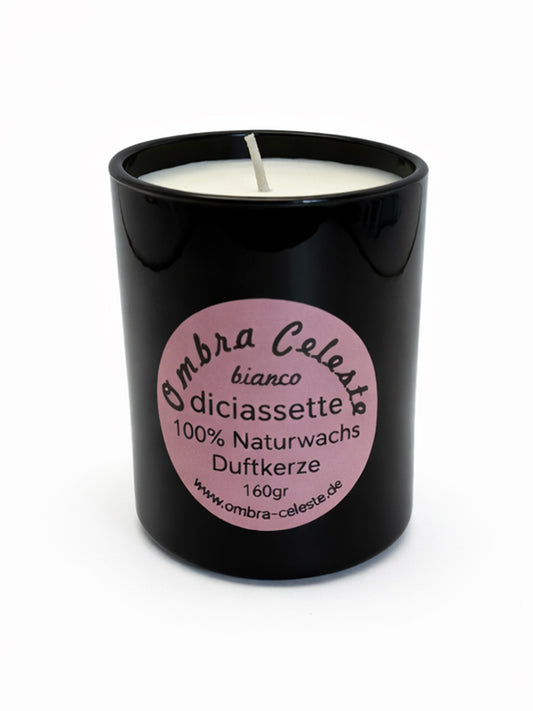 „Ombra Celeste diciassette Duftkerze Safran, Sandelholz, Cashmeran, Vanille aus schwarzem Glas mit rosa Etikett, Produktaufnahme auf weißem Hintergrund“