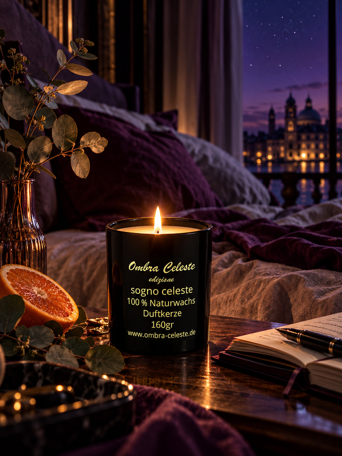 Duftkerze sogno celeste auf einem Nachttisch beim Abendritual
