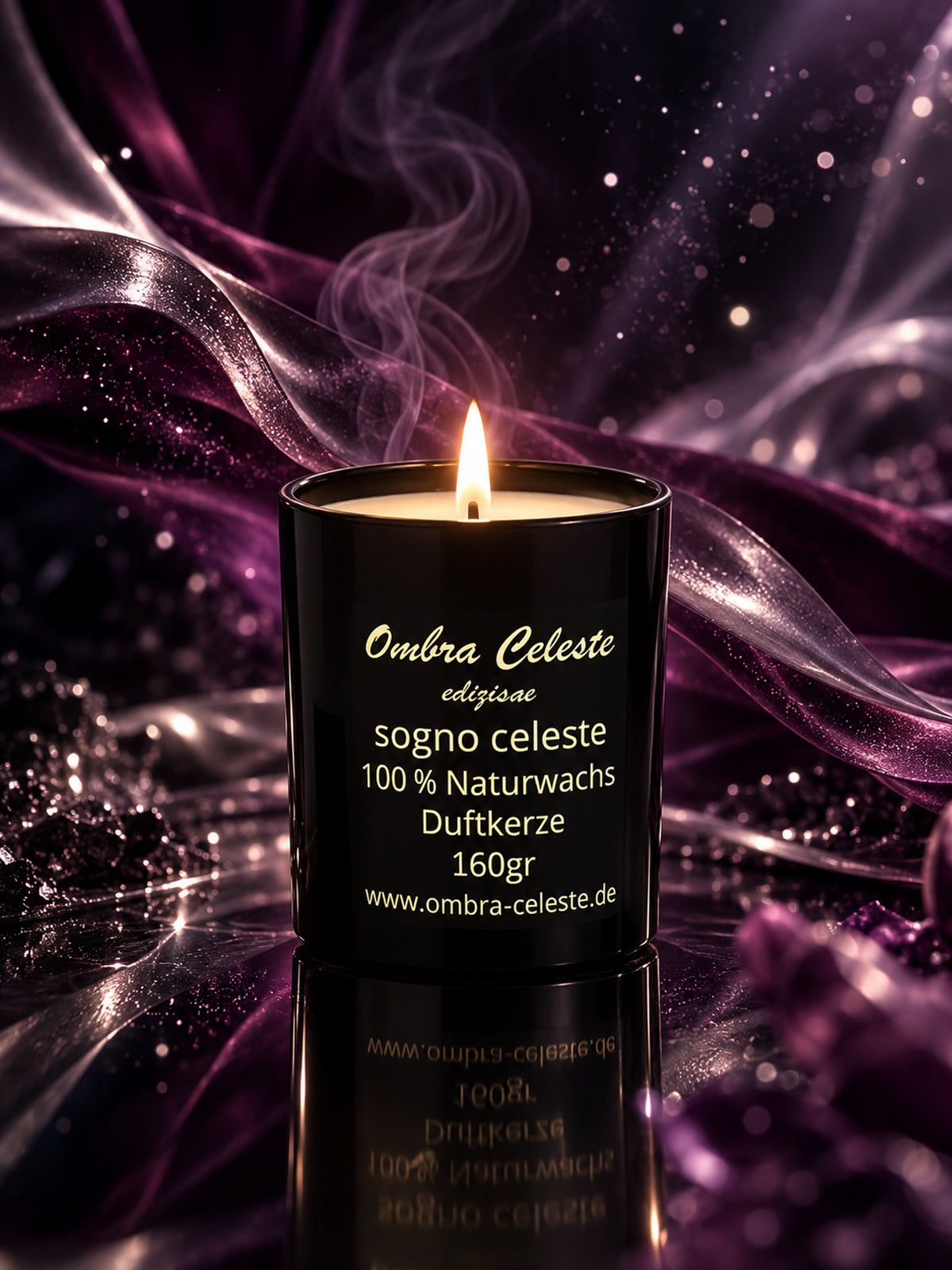 Duftkerze sogno celeste vor Lichtbändern in Violett und Silber