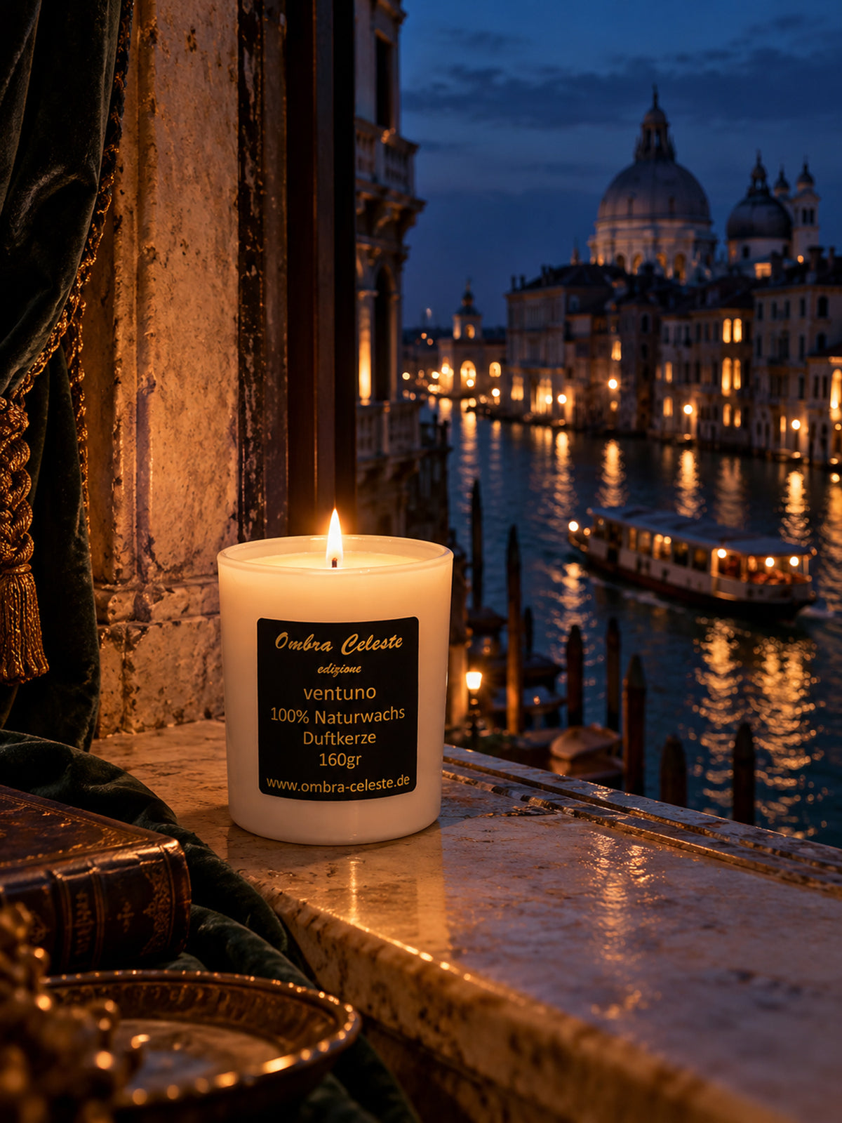 Duftkerze edizione ventuno am offenen Fenster über dem Canal Grande